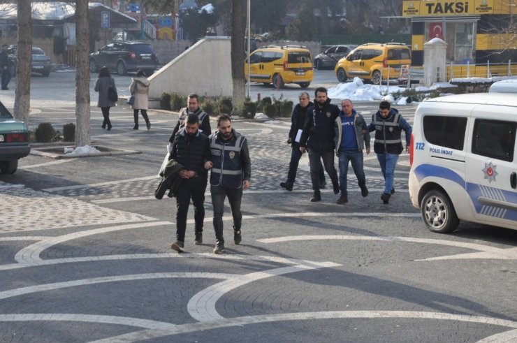 Polisten kaçan araçta 8 adet tabanca bulundu