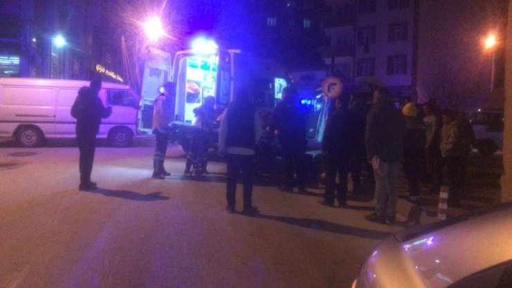 Motosiklet ile kamyonet çarpıştı; 1 yaralı