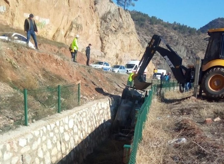 Nallıhan’da otomobil dereye uçtu: 1 yaralı