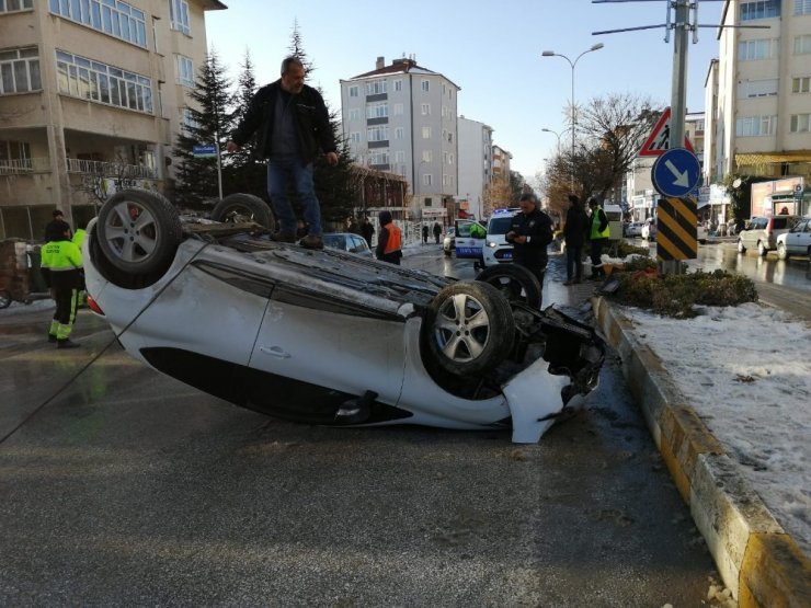 Kontrolden çıkan otomobil takla attı; 2 yaralı