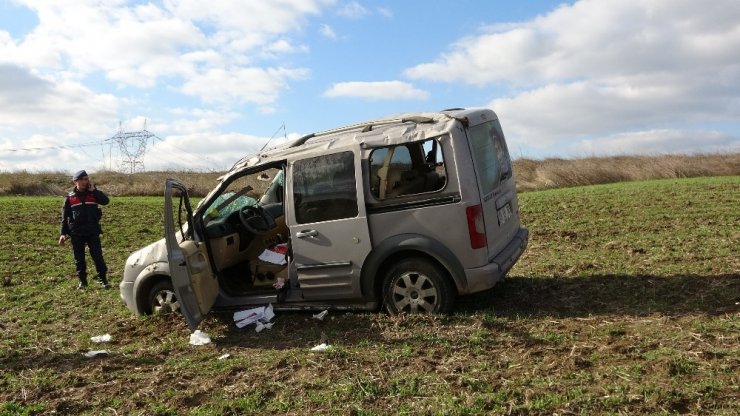 Yoldan çıkan araç tarlaya savruldu: 5 yaralı