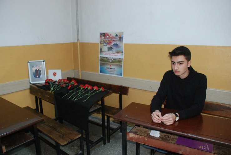 Öldürülen öğrencinin sırası karanfillerle donatıldı