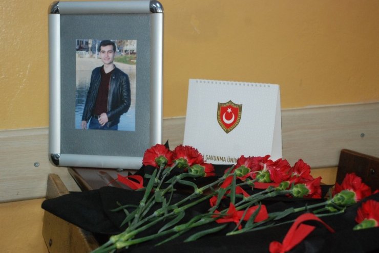 Öldürülen öğrencinin sırası karanfillerle donatıldı