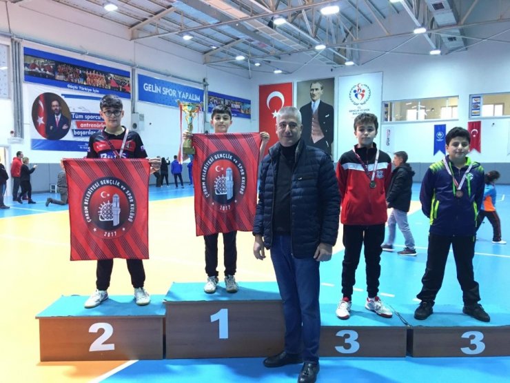 Belediye masa tenisinde Türkiye şampiyonu oldu