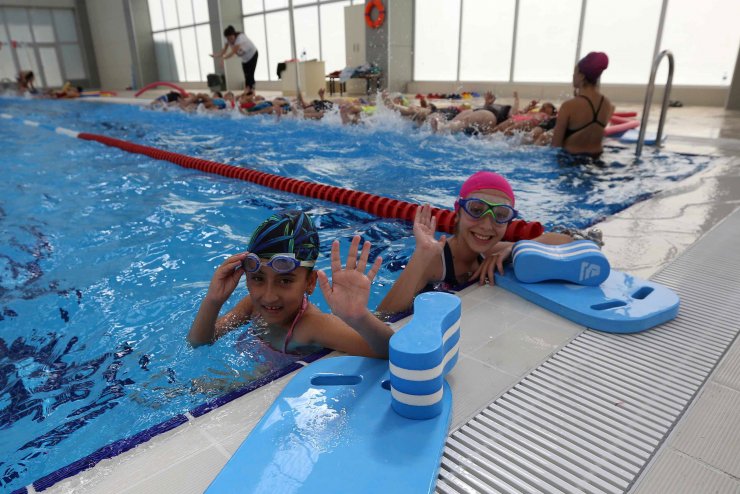 Yenimahalle'de yüzme kurslarına büyük ilgi