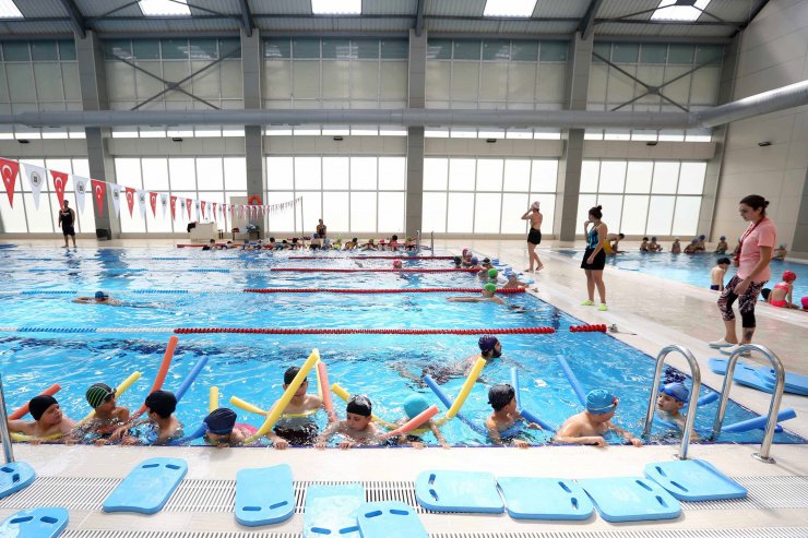 Yenimahalle'de yüzme kurslarına büyük ilgi