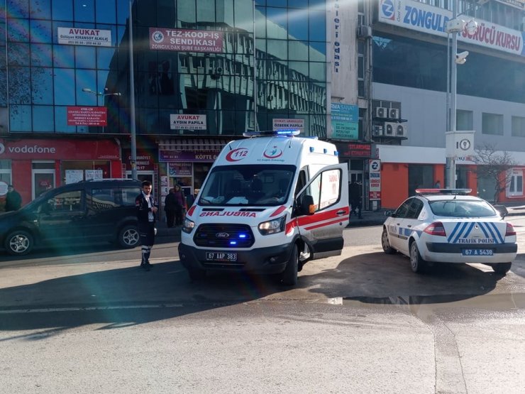 Küçük çocuk arkadaşını Valilik önünde çakıyla yaraladı