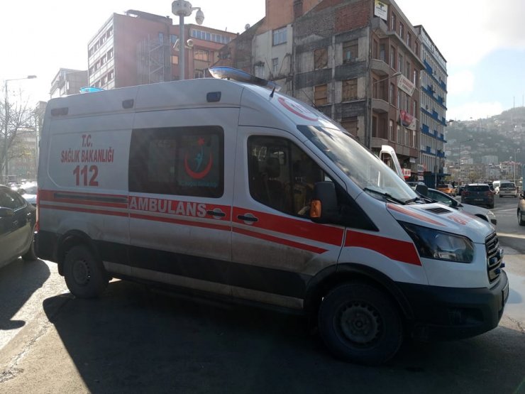 Küçük çocuk arkadaşını Valilik önünde çakıyla yaraladı