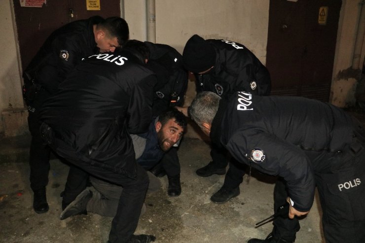 Adana’da bankaya giren hırsız polisten kaçamadı