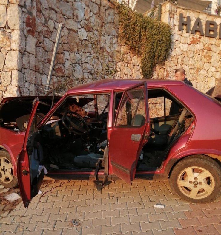 Freni boşalan otomobil duvara çarptı: 1 ölü, 1 yaralı