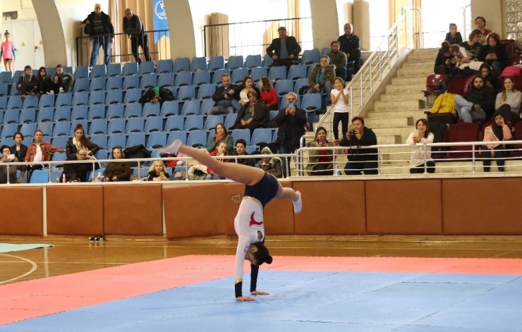 Aydın’da aerobiğin genç yetenekleri görücüye çıktı