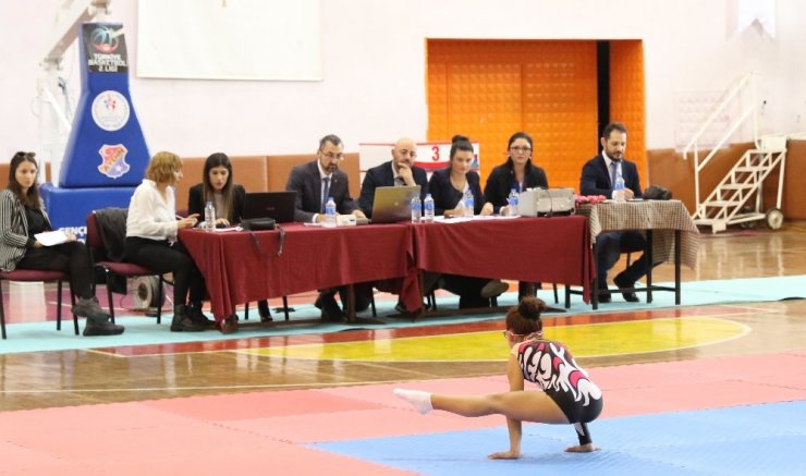 Aydın’da aerobiğin genç yetenekleri görücüye çıktı