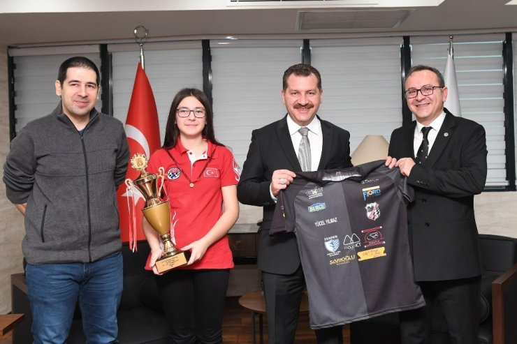 Başkan Yılmaz Balıkesirli milli sporcuyu ağırladı