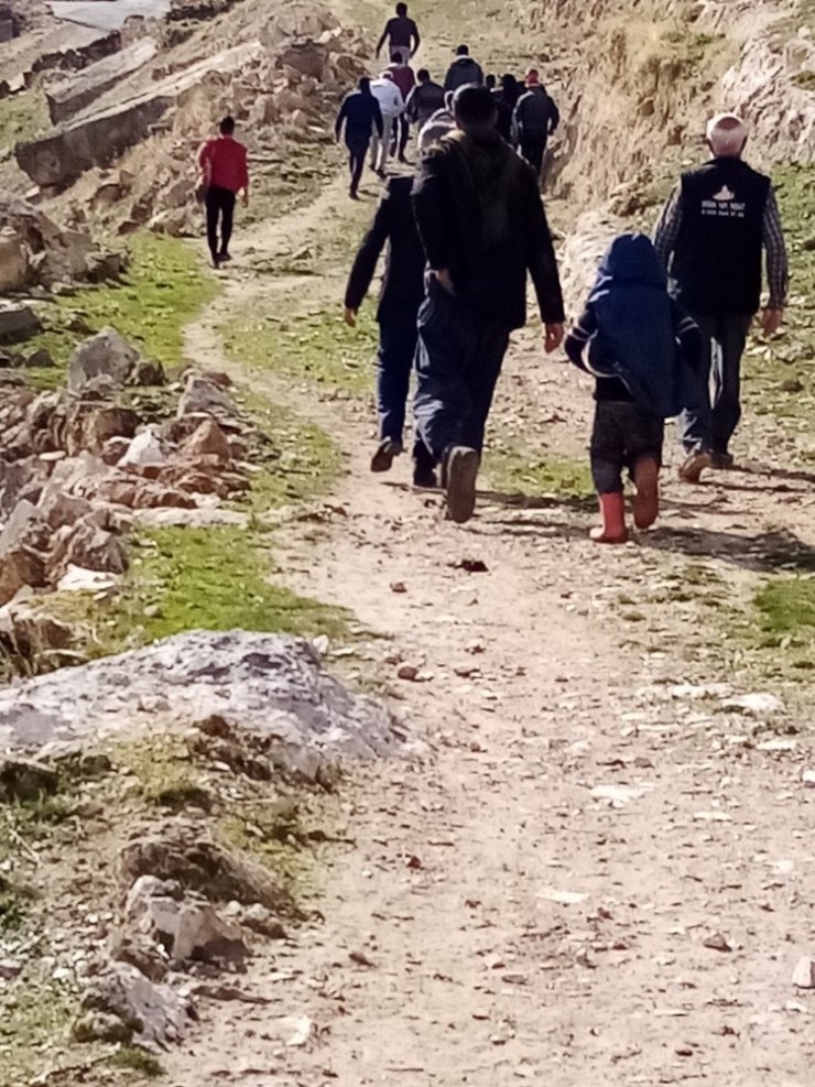 Kayalıklardan yere çakıldı, yerde kıvrılırken üstüne kaya parçası düştü