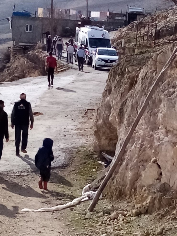 Kayalıklardan yere çakıldı, yerde kıvrılırken üstüne kaya parçası düştü