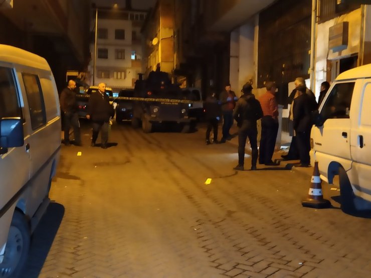 Beyoğlu’nda silahlı saldırı: İş yerine kurşun yağdırıp kaçtılar