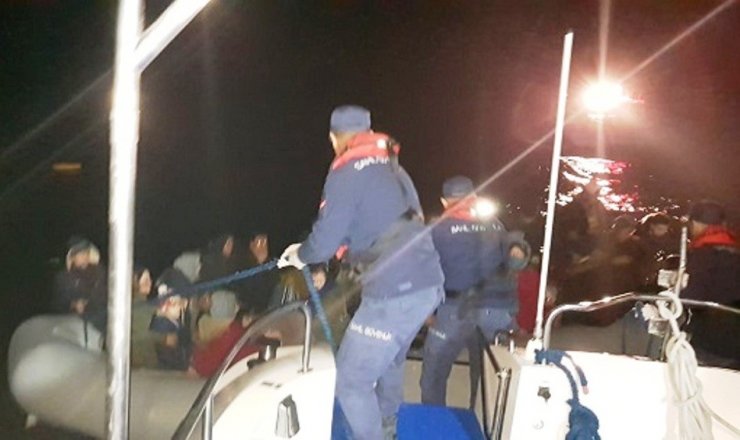 Bir buçuk saatte 111 düzensiz göçmen yakalandı