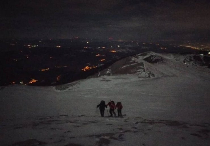 Bursalı dağcılar Uludağ’da -7 derece soğuğa rağmen gece yürüyüşü yaptı
