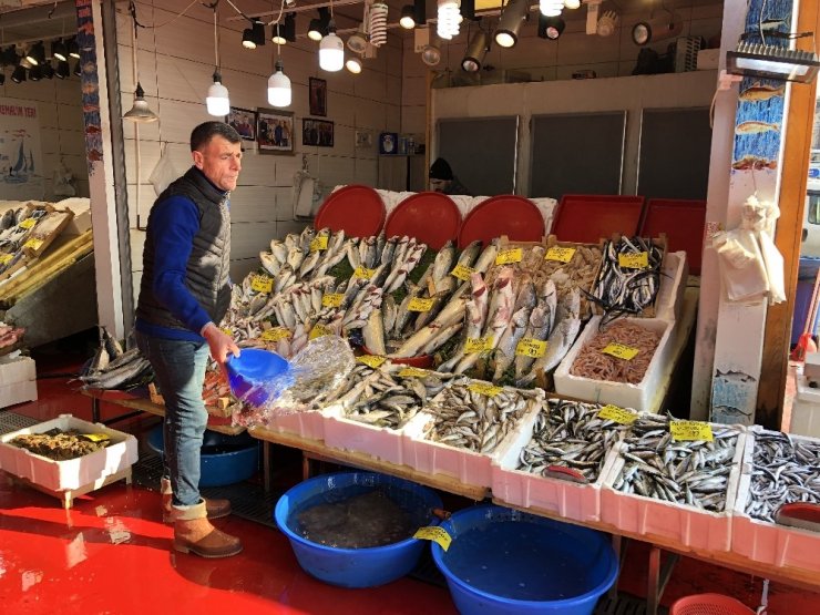 Deniz suyu sıcaklığı düştü; balık tezgahları doldu,taştı