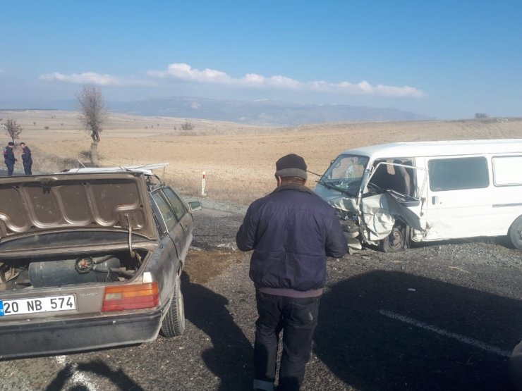 Hurdaya dönen otomobilde sıkışan sürücüyü itfaiye kurtardı