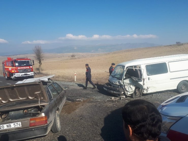 Hurdaya dönen otomobilde sıkışan sürücüyü itfaiye kurtardı