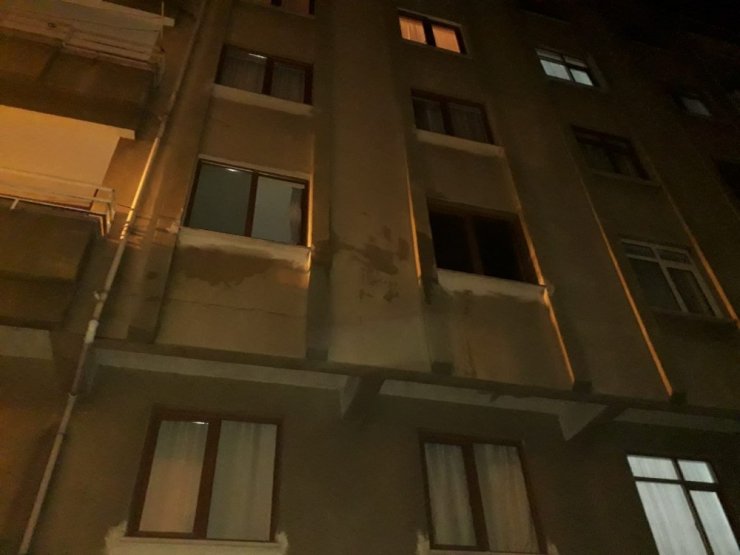 Yangında mahsur kalan anne ve çocuklarını itfaiye kurtardı