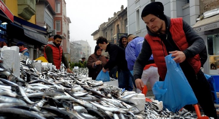 5 liralık hamsi izdihamı, vatandaşlar birbirleriyle yarıştı