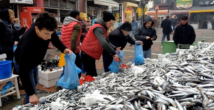 5 liralık hamsi izdihamı, vatandaşlar birbirleriyle yarıştı