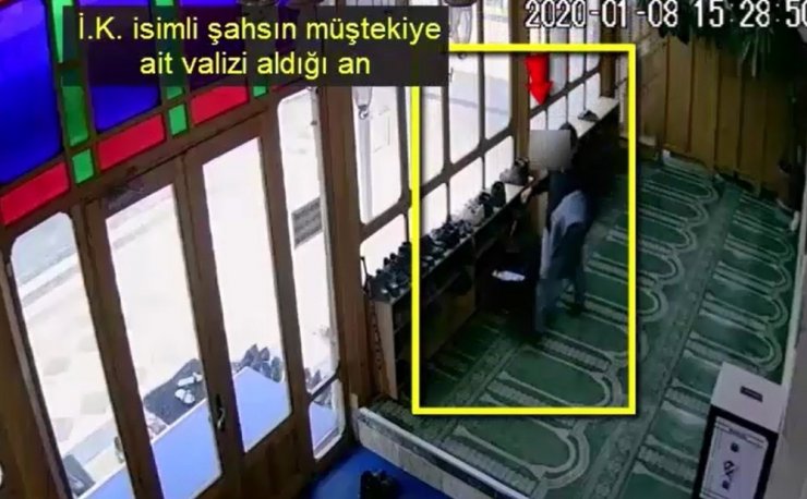 Namaz kılar gibi yaptı valizi çaldı