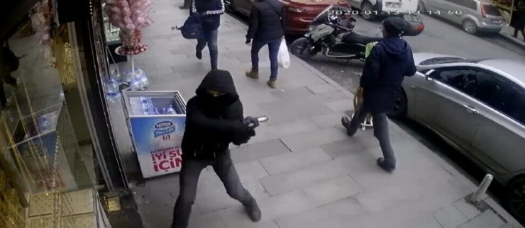Çağlayan’da yüzleri maskeli ve silahlı iki kişi kabzayla vitrin camını kırmaya çalıştı