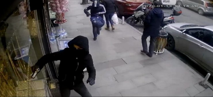 Çağlayan’da yüzleri maskeli ve silahlı iki kişi kabzayla vitrin camını kırmaya çalıştı
