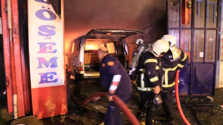 Döşemeci dükkanında çıkan yangın itfaiye ekipleri tarafından söndürüldü