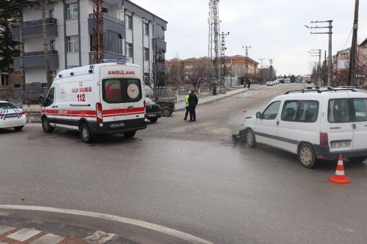 Karaman’da otomobille hafif ticari araç çarpıştı: 1 yaralı