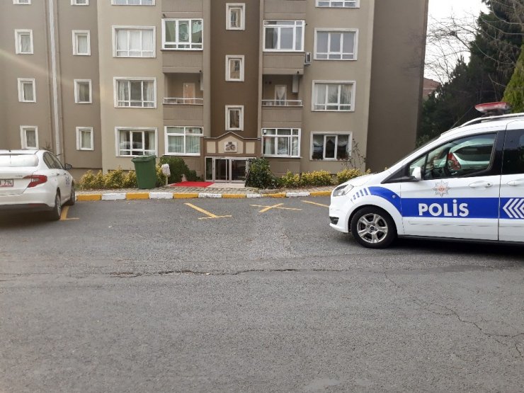 Küçükçekmece’de bir kişi kendi evinde silahla vuruldu