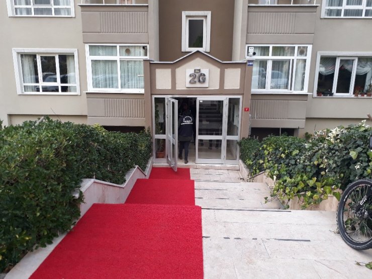 Küçükçekmece’de bir kişi kendi evinde silahla vuruldu
