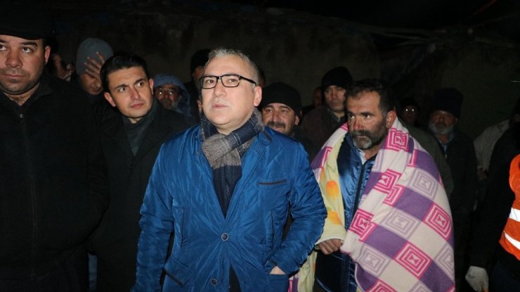 Göçük altında kalan 1’i çocuk 3 kişinin cansız bedenine ulaşıldı