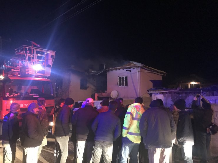 Niğde'de iki katlı evde çıkan yangında 4 kişi öldü, 3 kişi yaralandı