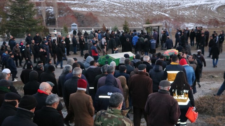 Niğde’de yangında ölen 4 kişi toprağa verildi