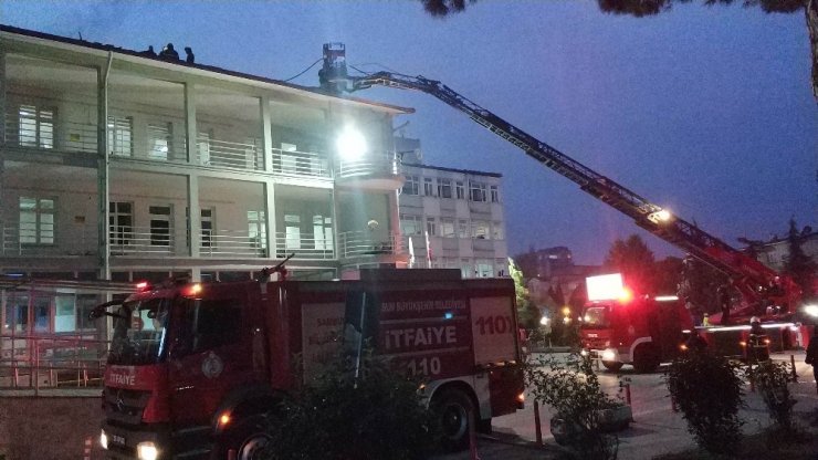 Hastane çatısındaki yangın korkuttu