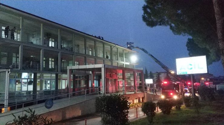Hastane çatısındaki yangın korkuttu