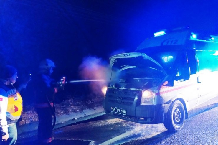 Ambulans seyir halindeyken alev aldı