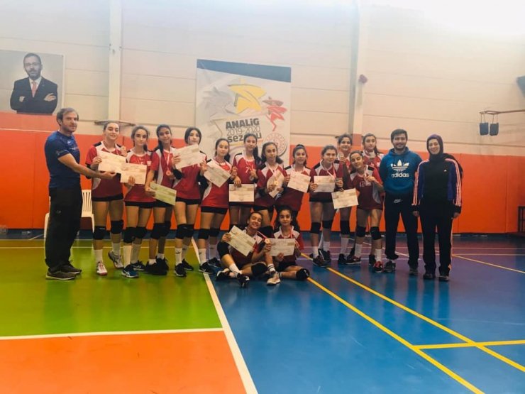 Analig Voleybol Kız takımı yarı finalde