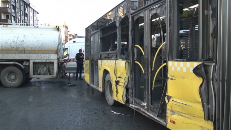 Sultangazi’de su tankeriyle halk otobüsünün çarpıştığı kaza kamerada