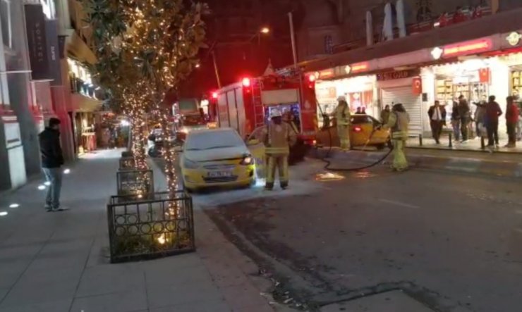 Taksim’de ticari taksi yandı, esnaf yangın tüpleriyle müdahale etti