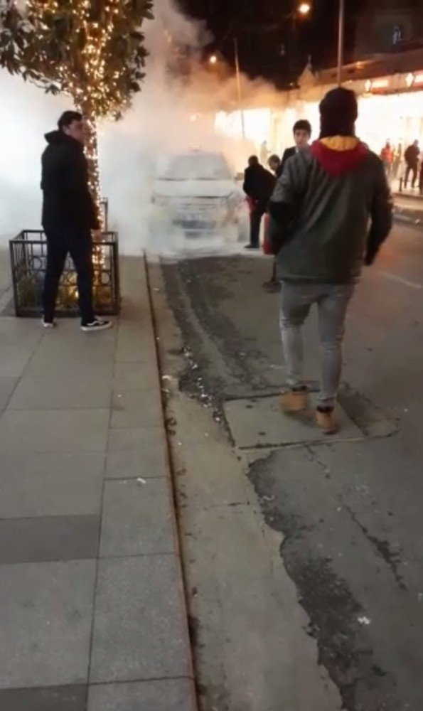 Taksim’de ticari taksi yandı, esnaf yangın tüpleriyle müdahale etti