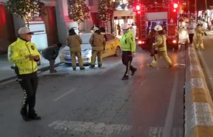 Taksim’de ticari taksi yandı, esnaf yangın tüpleriyle müdahale etti