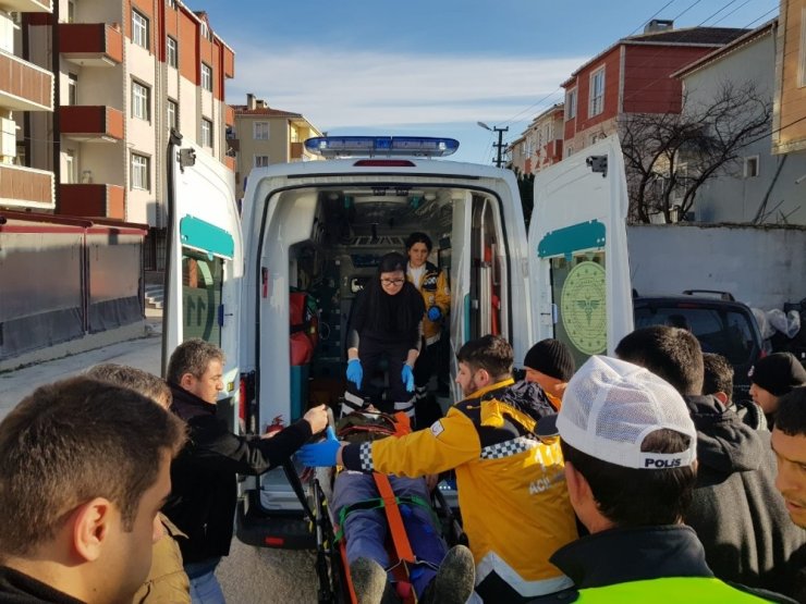 Servis bekleyen yayaya çarptı