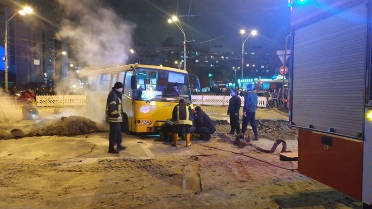 Ukrayna’da sıcak su borusu patladı, asfalt çöktü