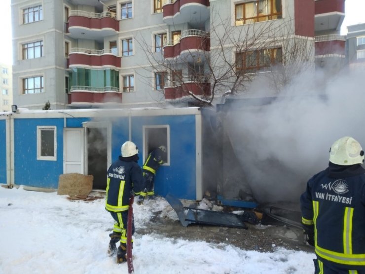 İnşaat alanında çıkan yangın itfaiyeyi alarma geçirdi
