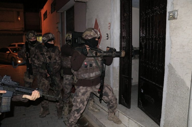 Uyuşturucu ticaretinden hapis cezası alanlara şafak vakti baskın